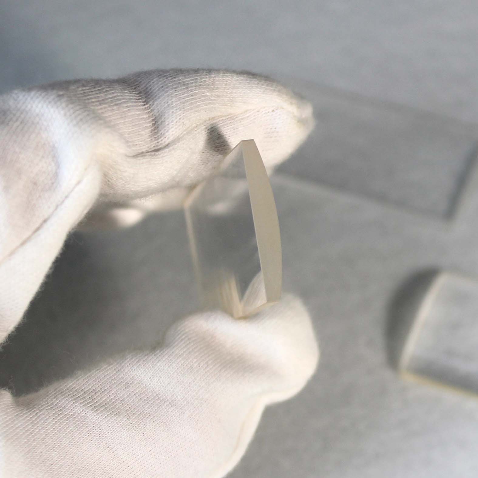 Precision cylindrical lens for laser beam shaping applications
