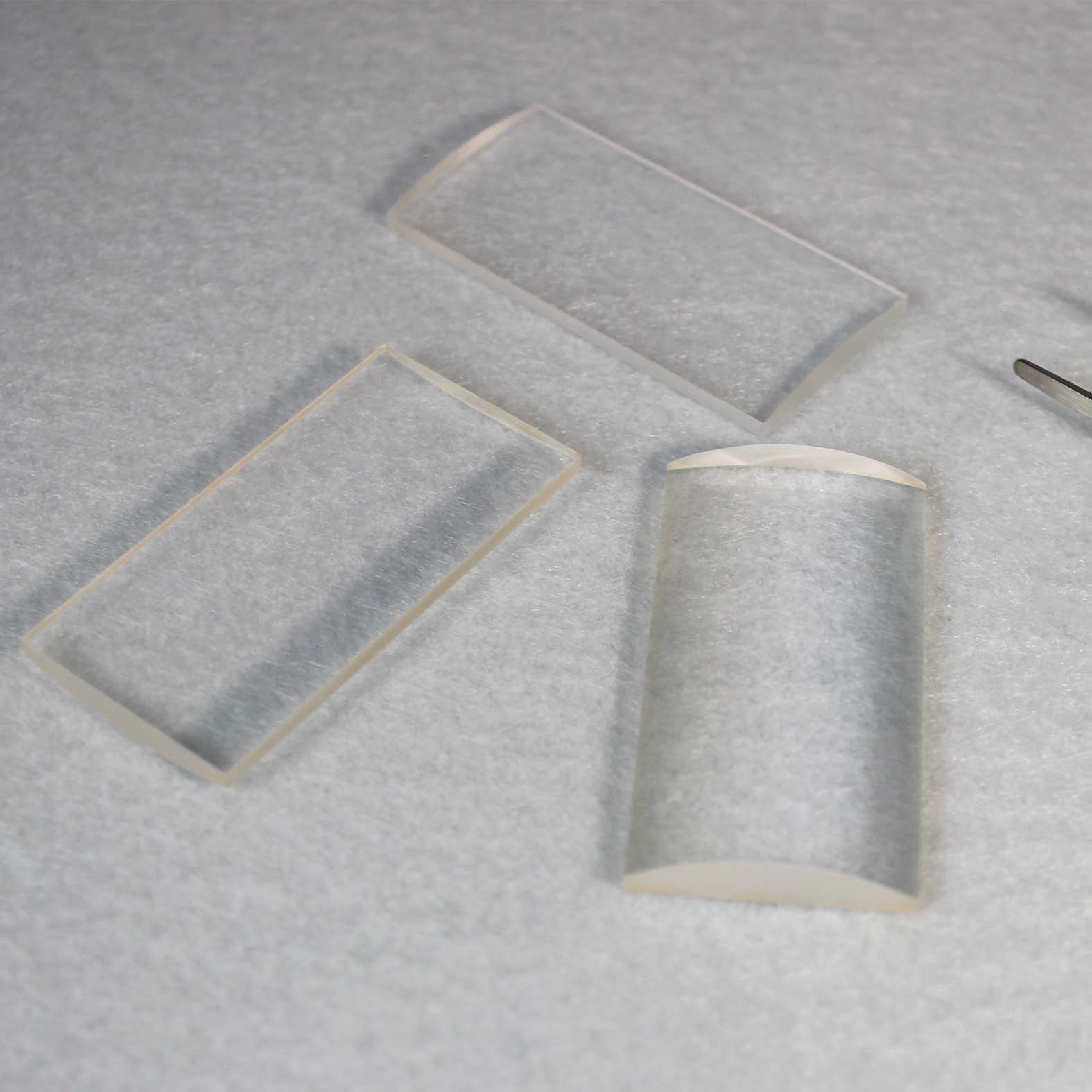 Precision cylindrical lens for laser beam shaping applications