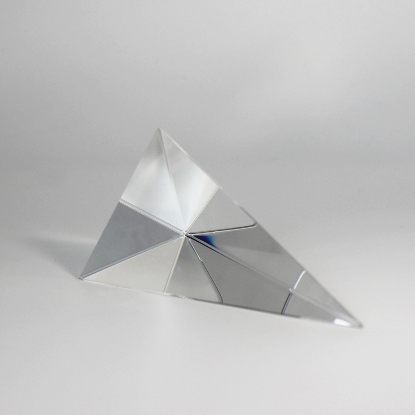 Triangular pyramid prism