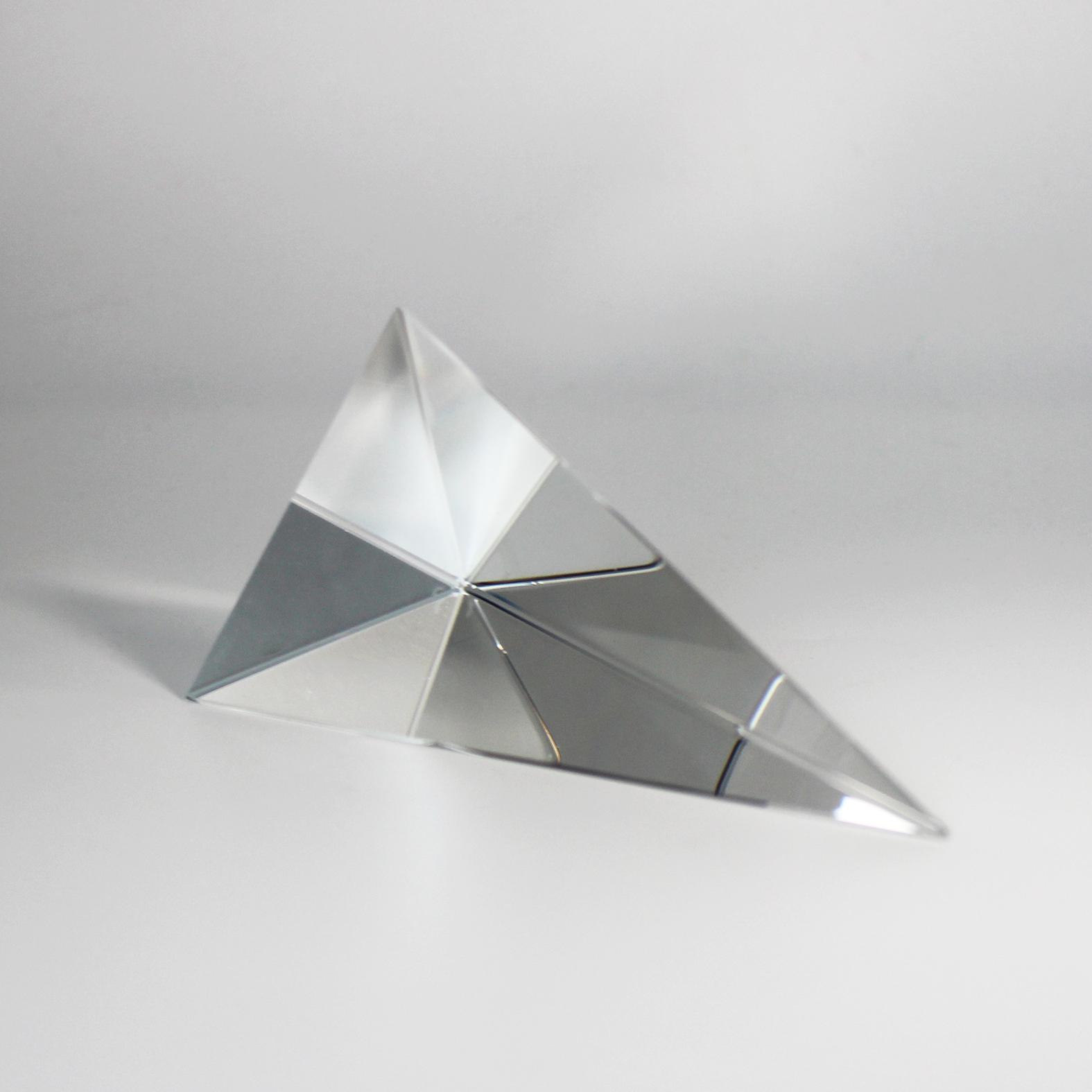 Triangular pyramid prism