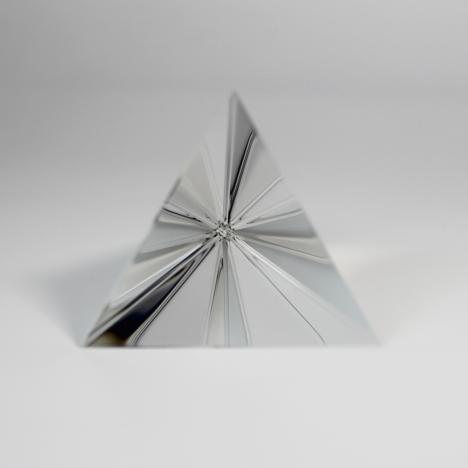 Triangular pyramid prism